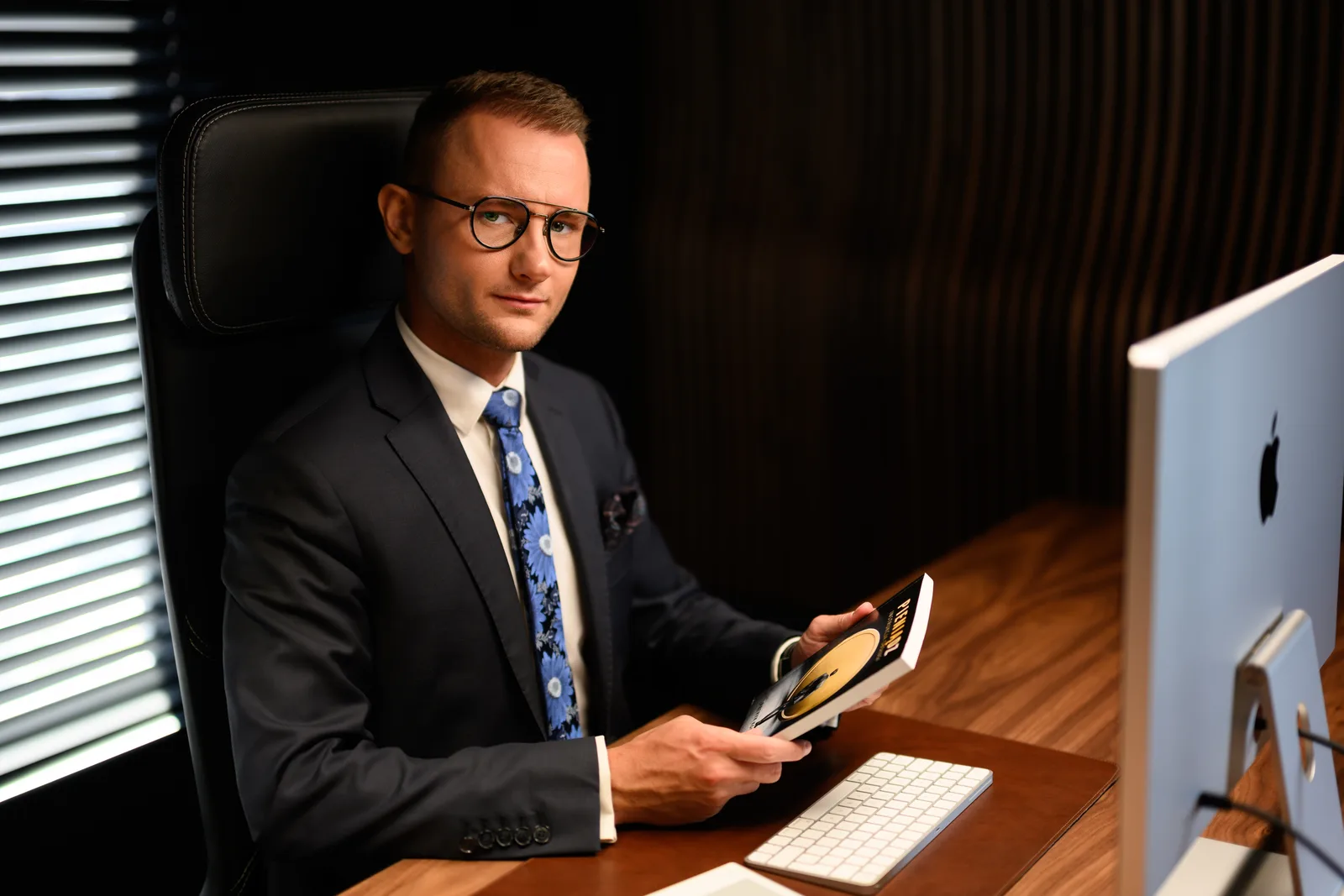 Patryk Komisarczyk przy biurku