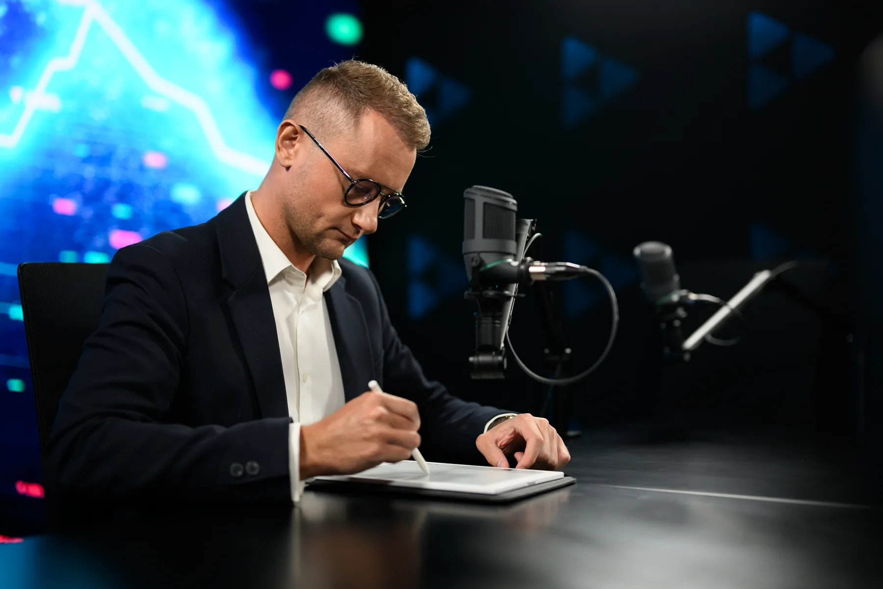 Patryk Komisarczyk w studiu nagraniowym